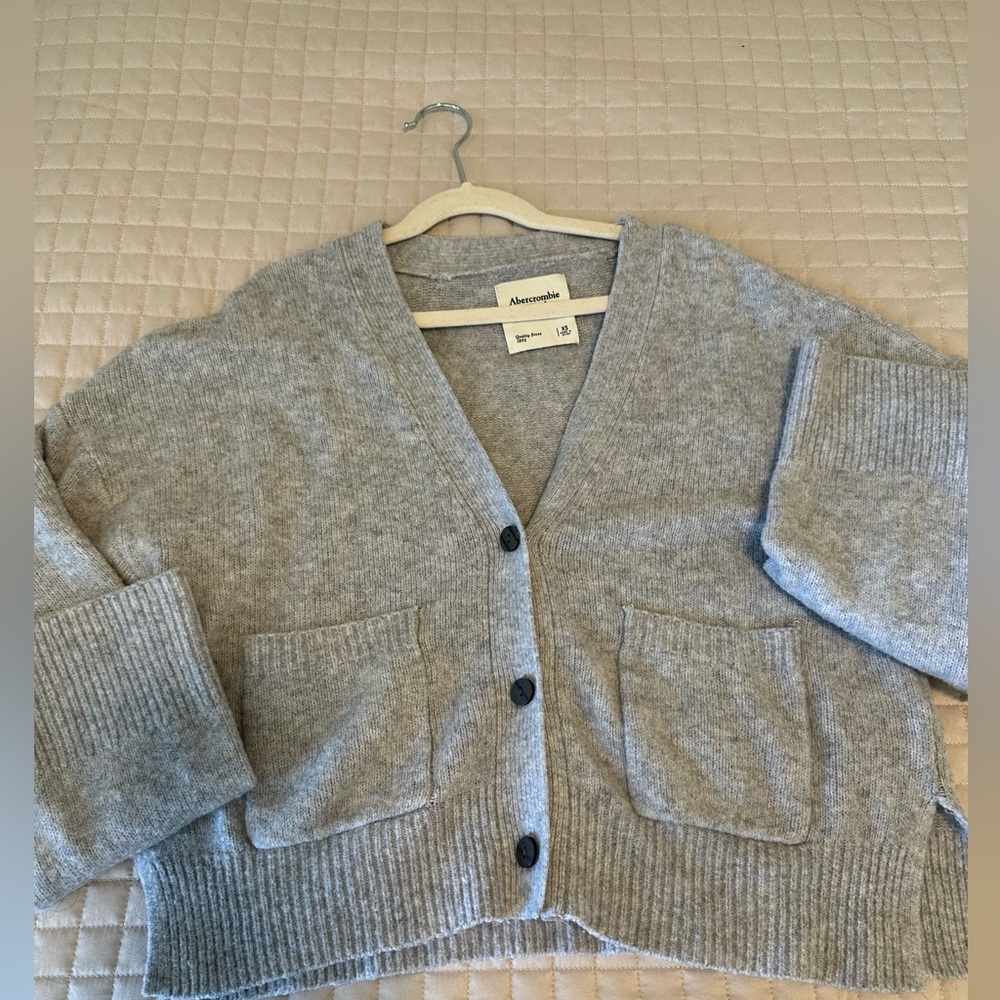 Abercrombie and Fitch v neck cardigan xs